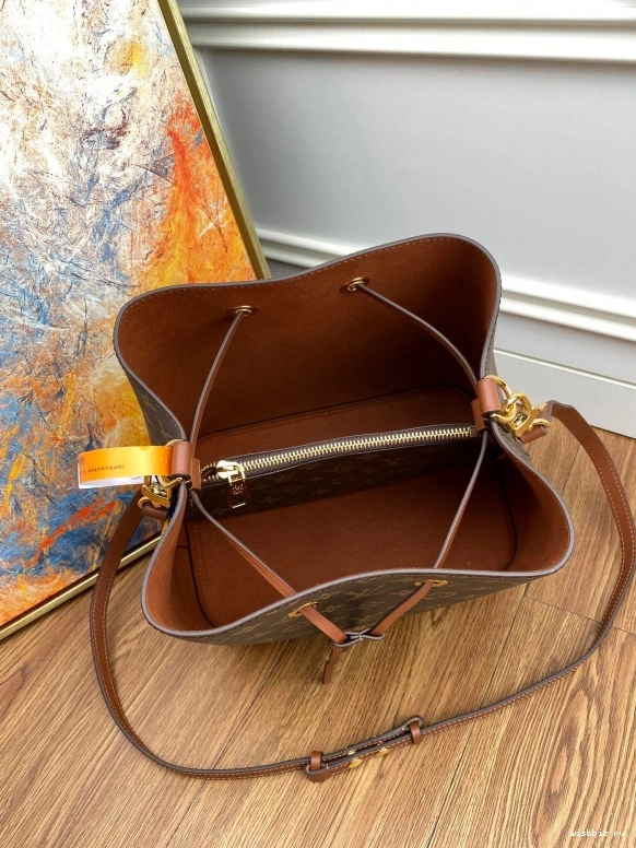 WIS VUITTON NÉONOÉ LOUIS 0106